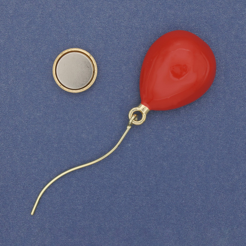 Broszka magnetyczna – Balon powietrza, czerwona emalia, złocisty metal, 83×24 mm