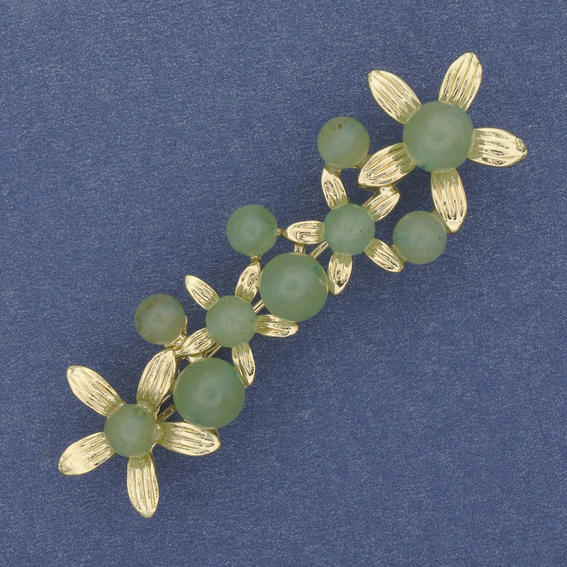 Broszka „Kwiatki” z nefrytem, złocisty metal, 55 × 17 mm+