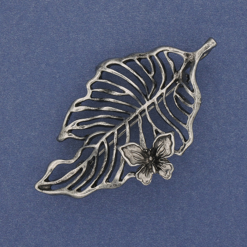 Broszka-wisiorek Liść z motylem, metal o srebrzystym odcieniu 61×35 mm+