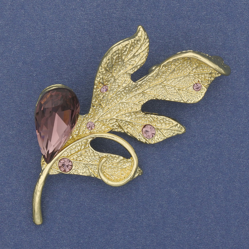 Broszka-wisiorek Liść z kryształem, złocisty metal 67 × 35 mm+