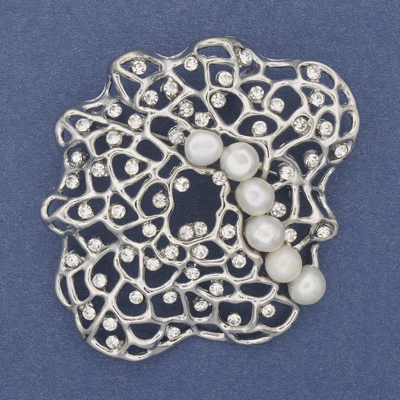 Broszka-wisior Akcent z białymi perłami, strassami, srebrzysty metal 55×64 mm+