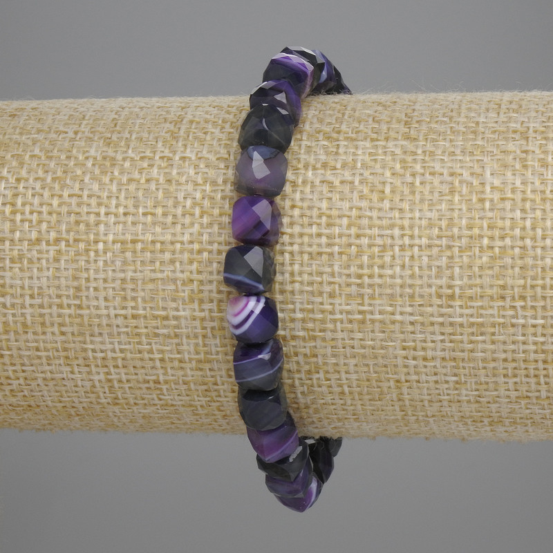 Bransoletka z fasetowanego agatu fioletowego w formie kostek 7×7 mm, długość około 18 cm, na elastycznej gumce
