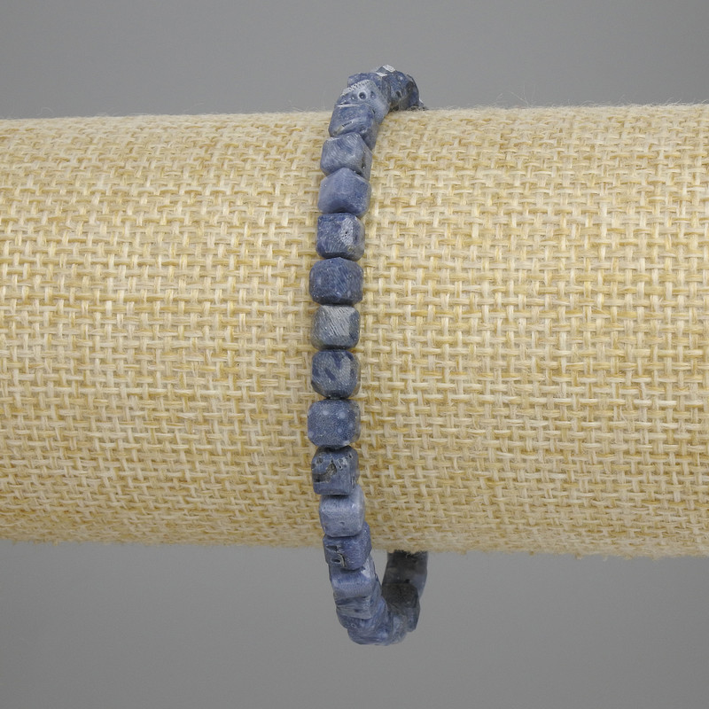 Bransoletka z skamieniałego koralu, fasetowany sześcian 5×5 mm, długość 18 cm, na elastycznej gumce