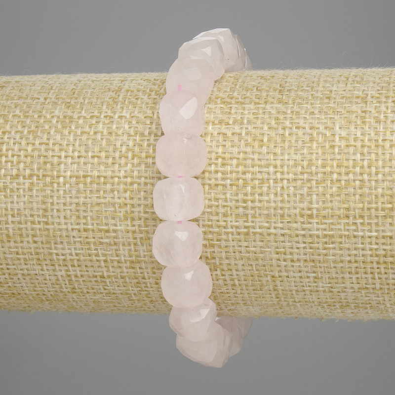 Bransoletka z różowego kwarcu, fasetowane kostki, średnica około 8,5 × 8,5 mm, długość 18 cm, na elastycznej gumce