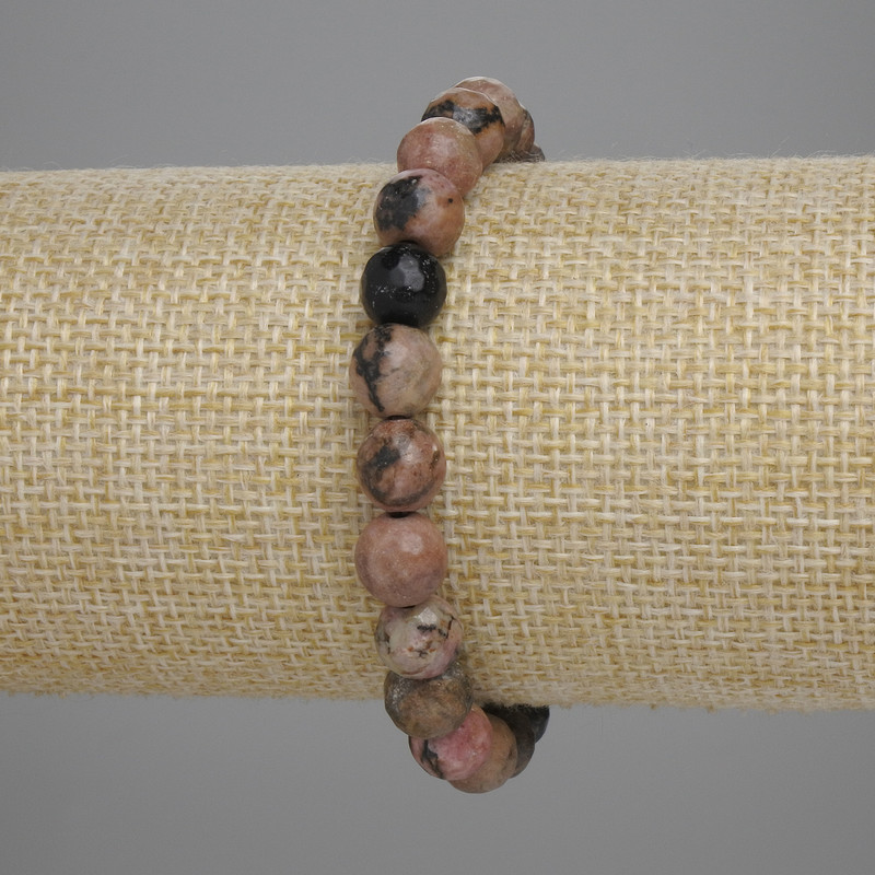 Bransoletka z rodonitu, fasetowane kuleczki o średnicy 8 mm, długość około 18 cm, elastyczna