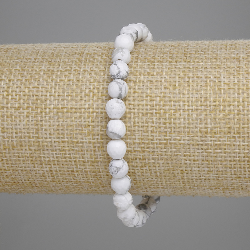 Bransoletka z howlitowych kuleczek fasetowanych, średnica 6 mm ±, długość 18 cm ±, na elastycznej gumce