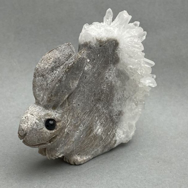 Pamiątkowa statuetka Zająca z druzy 58×67×29 mm+