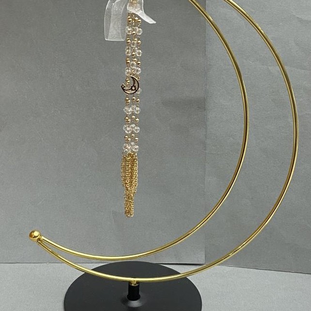 Podstawka w kształcie półksiężyca pod kulę 24×17 cm ±, wysokość nóżek 10 cm ±, długość łańcuszka 16 cm ±, metal złoty