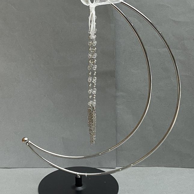 Podstawka Półksiężyc dla kuli 24×17 cm ±, średnica nóg 10 cm ±, długość łańcuszka 16 cm ±, srebrzysty metal
