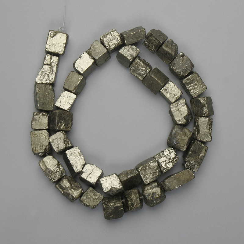 Koraliki pirytu, naturalny kamień, galetowe, nieobrobione, średnica 4–12×7–11 mm ±, długość 38 cm ±, na żyłce