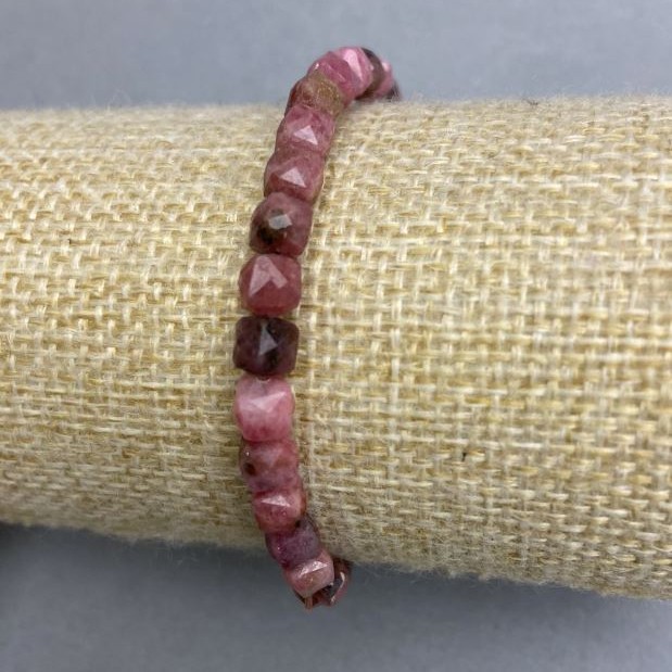 Bransoletka z rodonitu, fasetowana kostka, średnica 5×5 mm, długość 18 cm ±, elastyczna