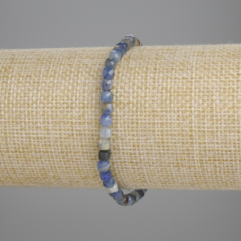 Bransoletka z fasetowanego kianitu – kostki 4×4 mm, długość 18 cm, elastyczna