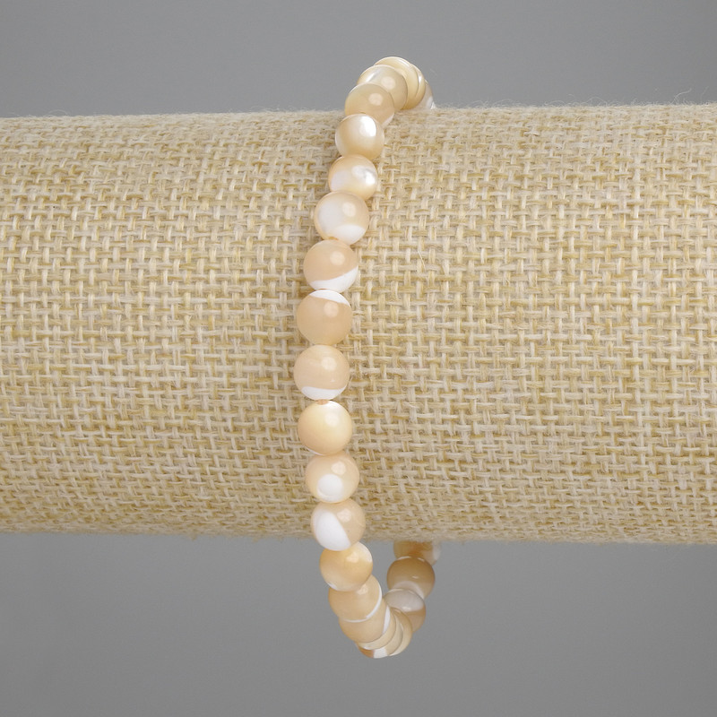 Bransoletka z masy perłowej beżowa, gładka kulka, średnica 6 mm ±, długość 18 cm ±, elastyczna