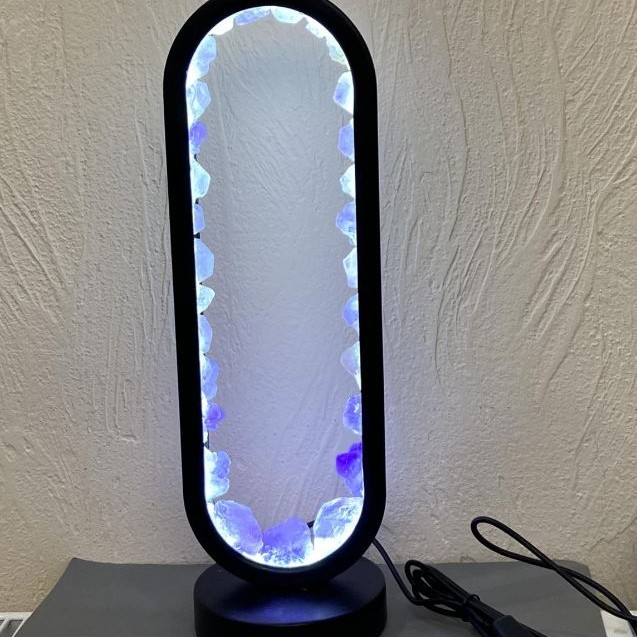 Lampka nocna z surowym ametystem w metalowej podstawie w czarnym kolorze, średnica 32,5 × 10 cm, z przewodem USB