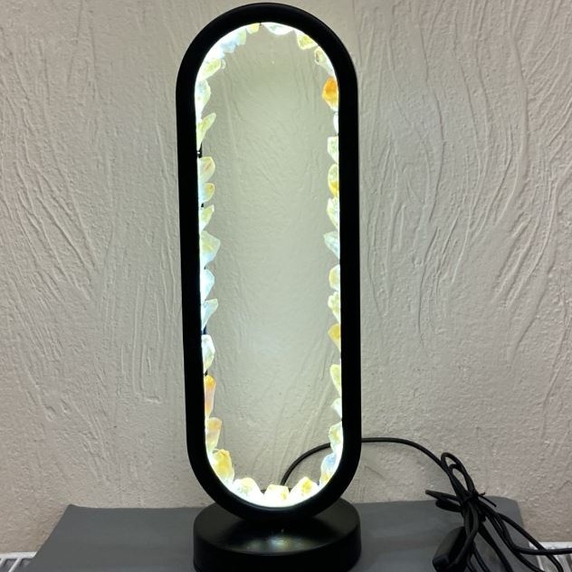 Lampka nocna z nieoszlifowanym cytrynem w czarnej metalowej podstawie, średnica 32,5×10 cm, kabel USB