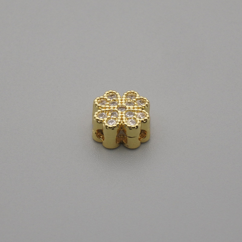 Koralik-wstawka w kształcie koniczyny, złocisty kolor metalu, z cyrkonami, średnica 7×7 mm ±, otwór o średnicy 1 mm ±, za 1 szt.