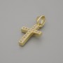 Wisiorek krzyż z białymi cyrkoniami, metal złocisty, średnica 16×10 mm ±, długość 20 mm ±