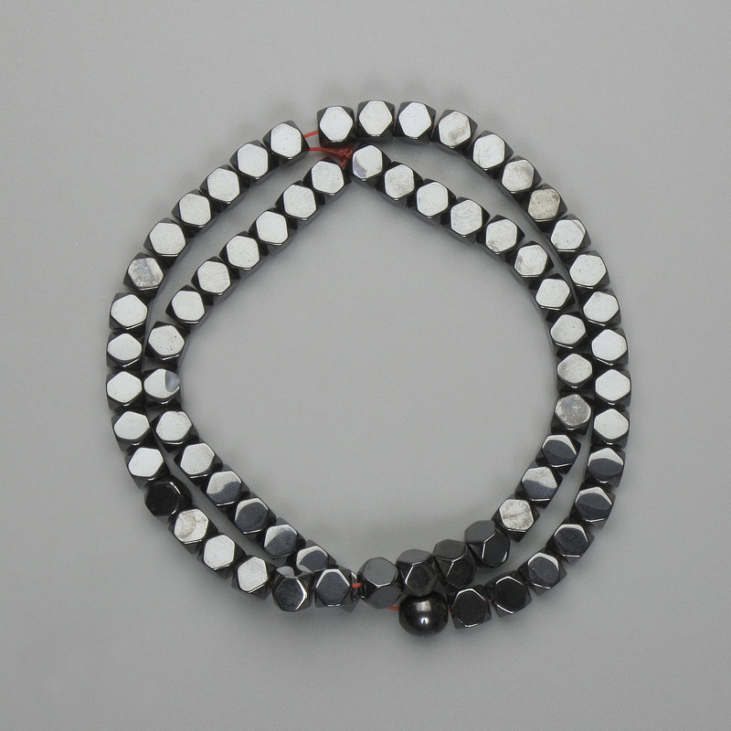 Koraliki hematyt w kostce 5,5×5,5 mm, długość 39 cm ±