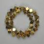 Koraliki hematytu w kolorze złota, kształt kostki z przelotowym otworem 8×8 mm, długość 38 cm ±