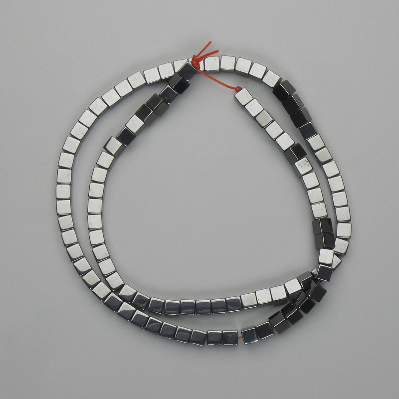 Koraliki hematytu w kostce 4×4 mm, długość 40 cm ±