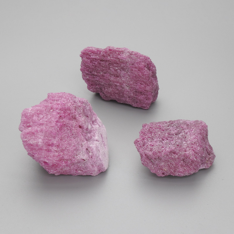 Rubin korund naturalny nieoszlifowany kamień, średnica 40×30 mm +/- (różne rozmiary) (Cena za 100 g)