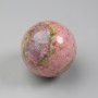 Kulka pamiątkowa z naturalnego rodonitu, średnica 50–60 mm ±, rozmiary mieszane, waga od 200 g. (cena za 100 g)