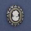 Broszka z Kamea Dama ze srebrzystym metalem 32×25 mm +