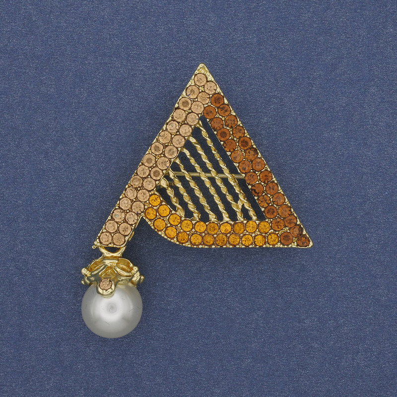 Broszka Akcent — zawieszka z perłą i cyrkoniami, metal złoty, 34×50 mm+