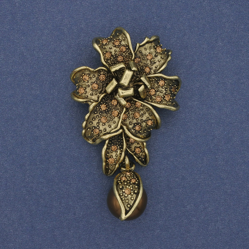 Broszka-wisiorek w kształcie kwiatu z perłą i cyrkoniami, kolor metalu brązowy, 60×32 mm+