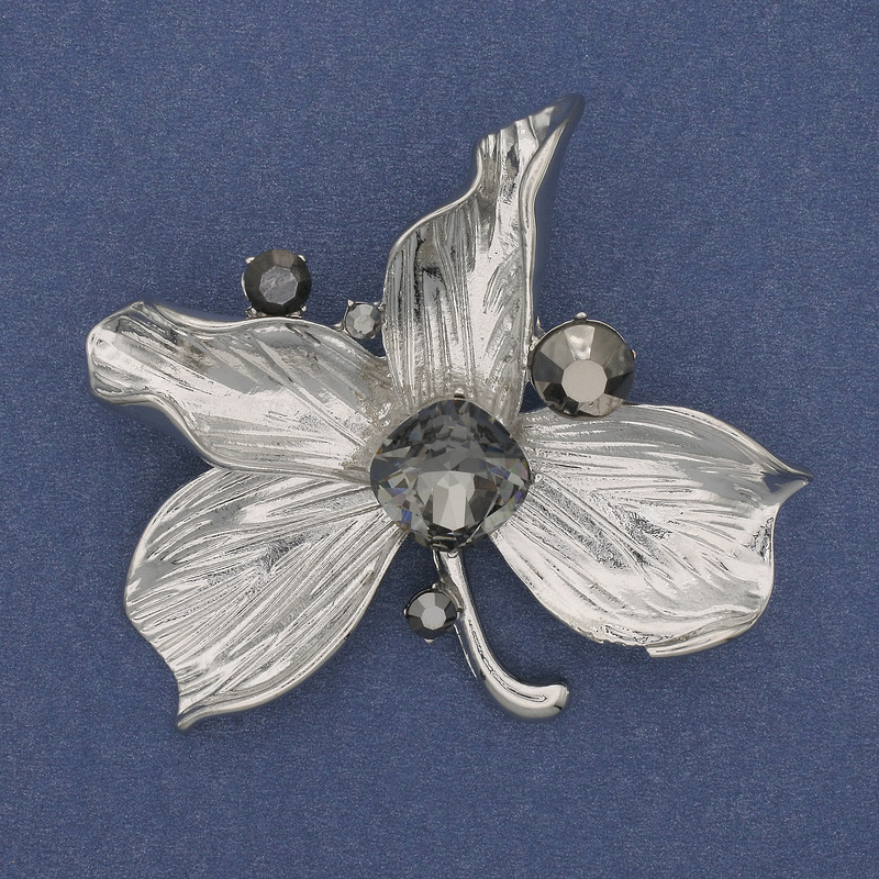 Broszka-wisiorek Liść ze strassami, srebrzysty metal 60×63 mm+