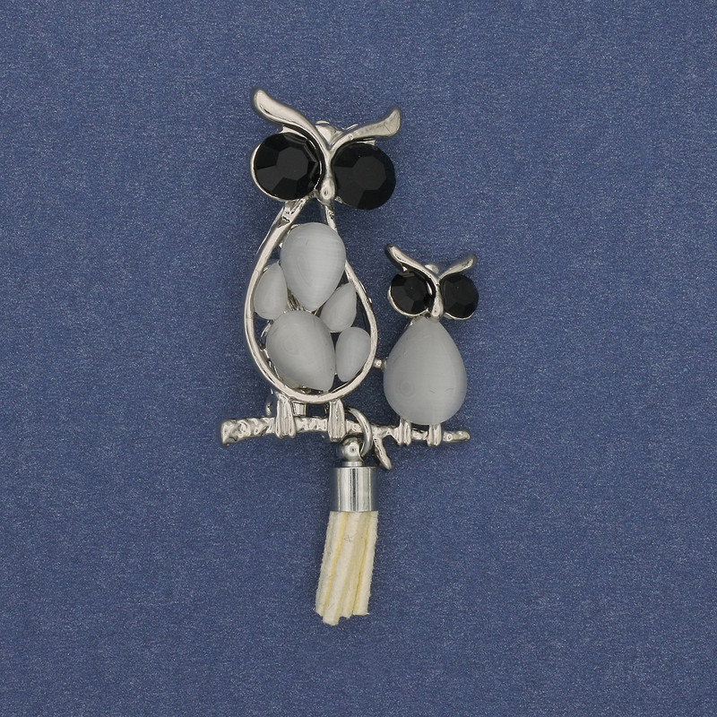 Broszka-kulon Sowa z kocim okiem, kryształkami strassowymi, metal srebrzysty, średnica 24 mm ±, długość 50 mm ±