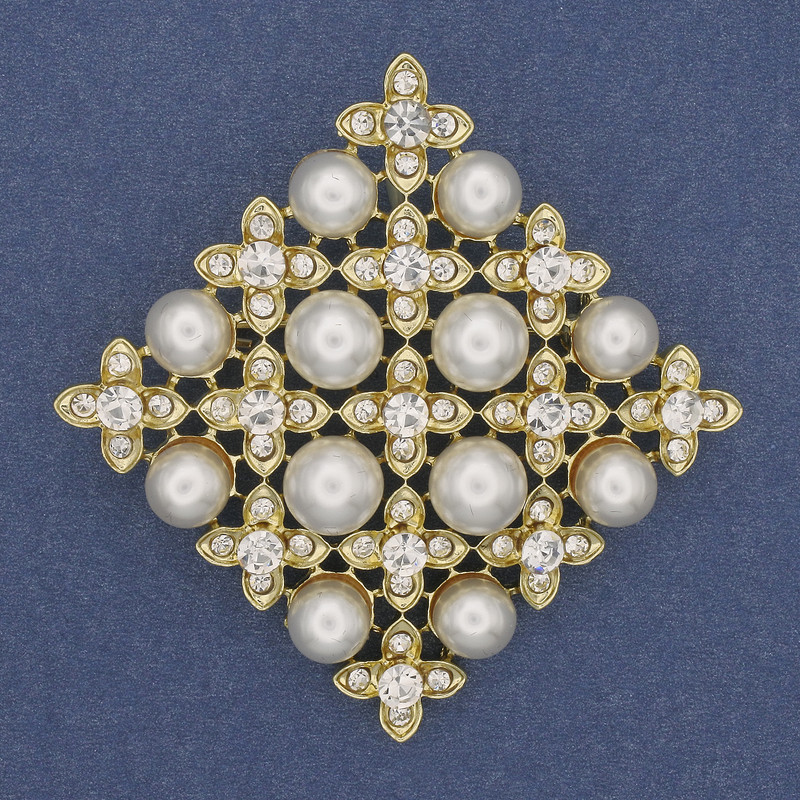 Broszka-wisiorek Romb Majorka, białe strassy, metal złocisty, 56 mm+