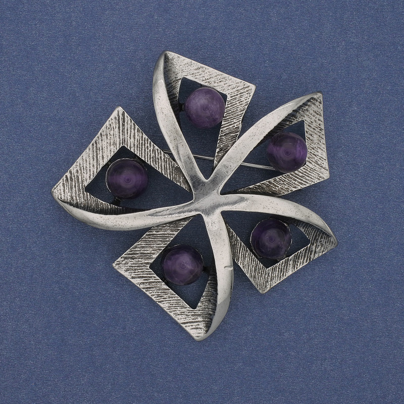 Broszka Akcent Ametyst – srebrzysty metal, 60 mm+