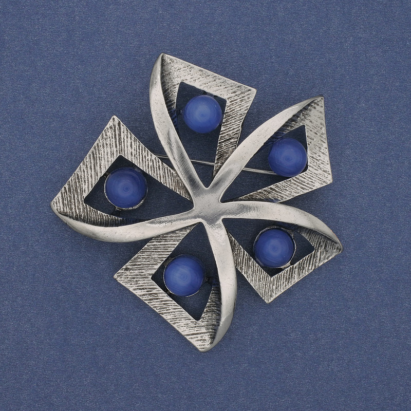 Broszka Akcent z niebieskim kocim okiem, metal srebrzysty, 60 mm+