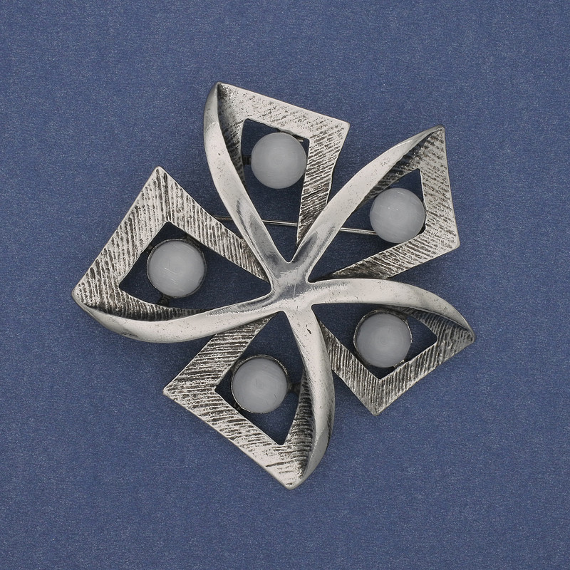 Broszka Akcent z szarym Kocim Okiem w srebrzystym metalu 60 mm+