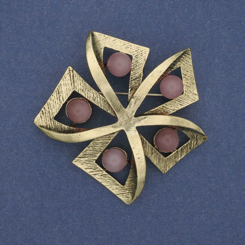 Broszka Akcent z różowym kamieniem Kocie Oko, złoty metal, 60 mm+
