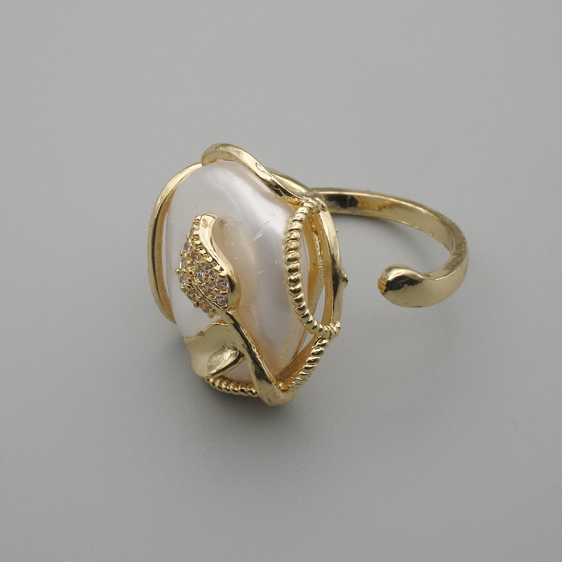 Kolczyk z barokową perłą w złotej oprawie ~, średnica 22×20 mm ± b/r