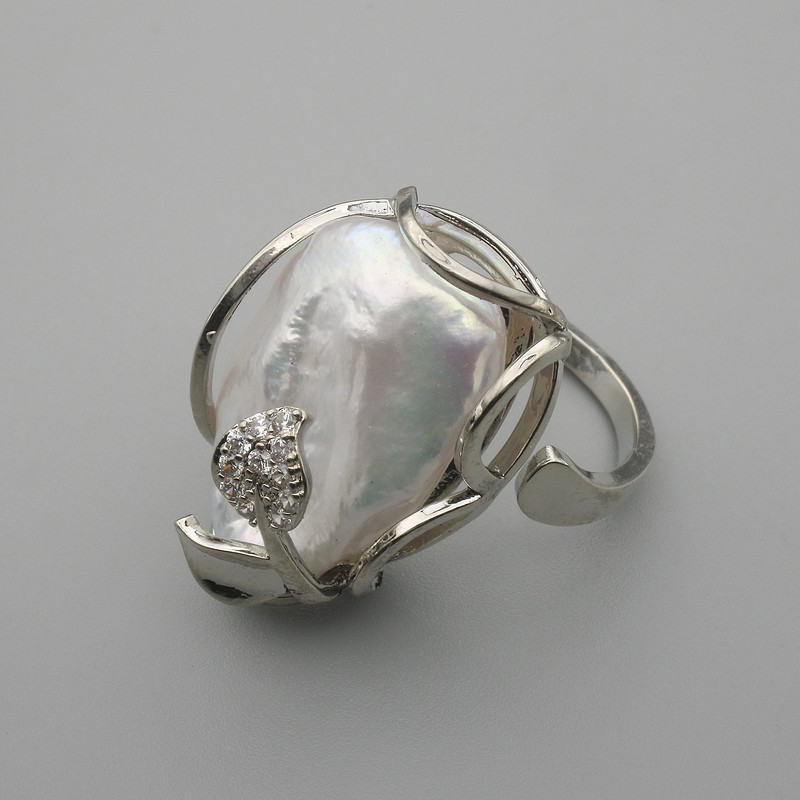 Pierścionek z barokową perłą w srebrnej oprawie, różne formy i rozmiary perły ~, średnica 23-25×18 mm +- bez rozmiaru