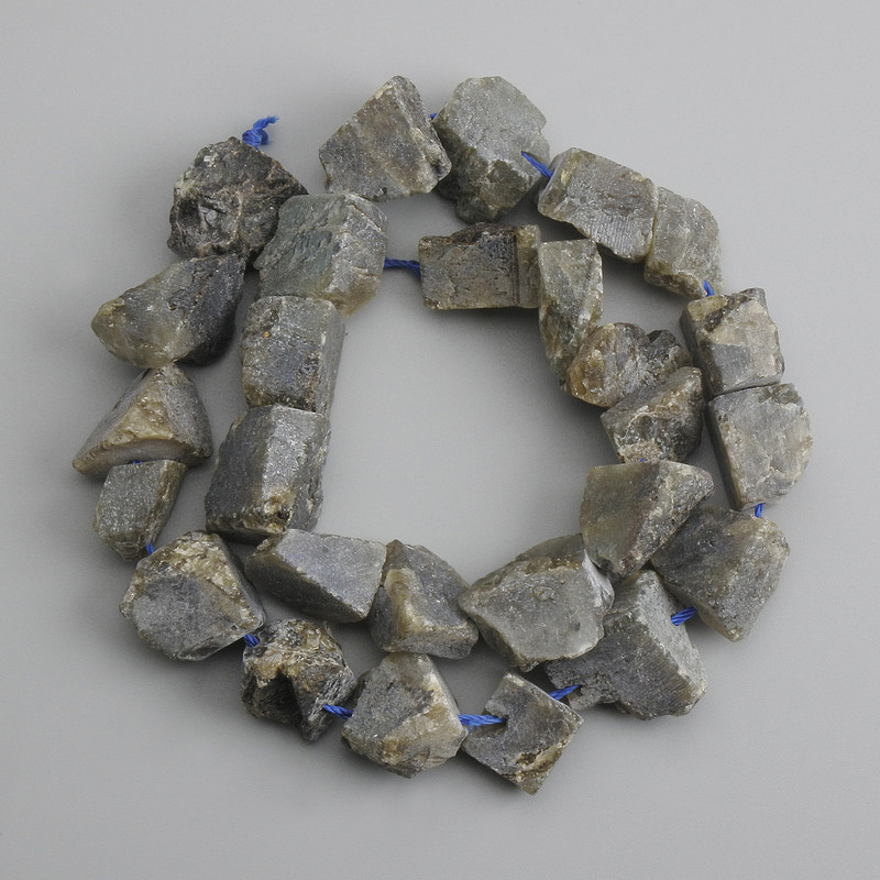 Koraliki z labradorytu o nieobrobionej powierzchni, średnica 7–17×8–15 mm, długość 39 cm