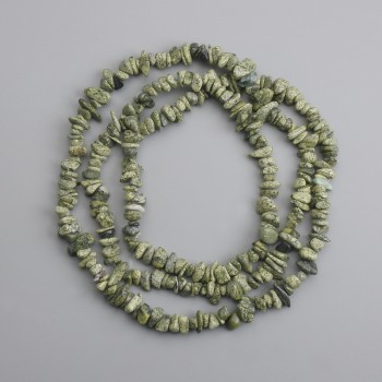 Drobinki z serpentynitu, średnica 6–14×1,5–4 mm, długość 76 cm