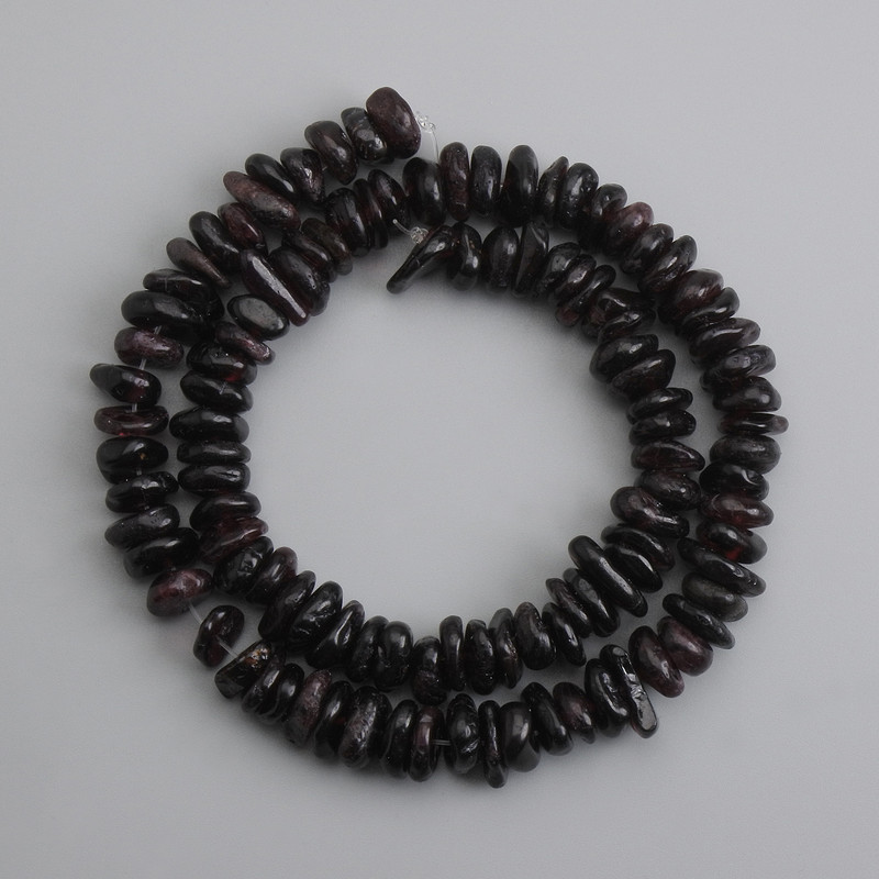 Koraliki granatu – drobinki, średnica 8-11×3-4 mm, długość 40 cm +