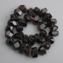 Koraliki granatu wielokątnego kształtu, średnica około 15–21×9–14 mm, długość 39 cm ± z naturalnymi niedoskonałościami