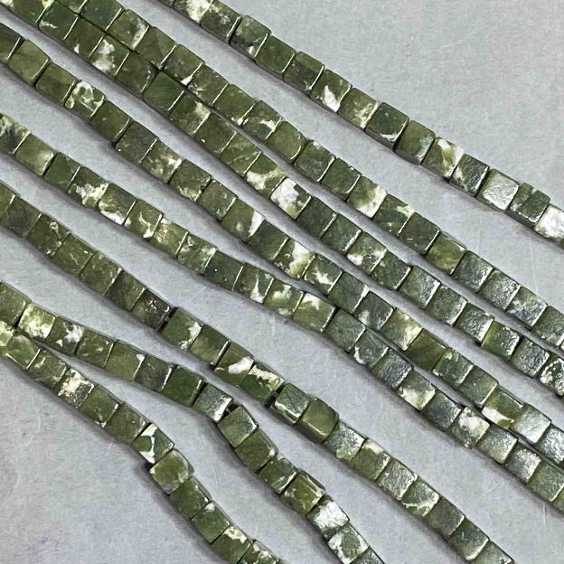 Koraliki jadeitu w kostkach 5–6 mm, długość 36 cm na nici