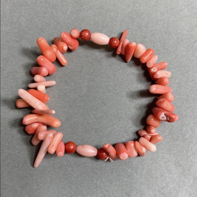 Bransoletka z naturalnego koralu, fasetowana, 8–20×2–5 mm, kulka 5 mm, koraliki nasion 8×5 mm, długość 18 cm, elastyczna