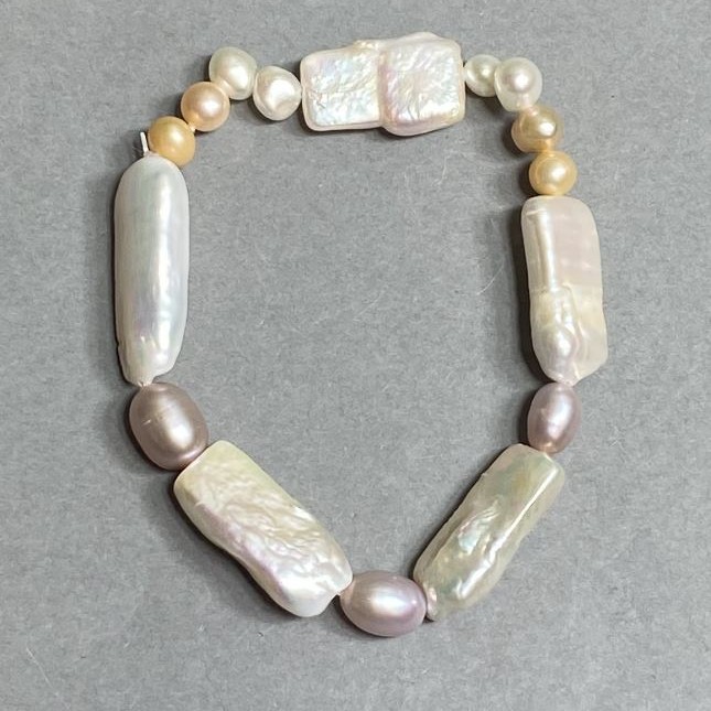 Bransoletka z barokowych pereł i pereł rzecznych 22–25×9–9,5 mm, 6×5 mm i 8–9×5–6 mm, długość 18 cm, na elastycznej bazie