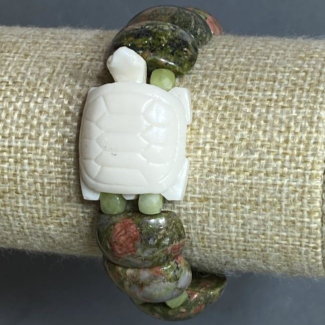 Bransoletka z heliotropu – ogniwo 19×12 mm ± Jadeit – kostka 5 mm ± żółw z akrylu 30×22 mm ± długość 18 cm ± elastyczna