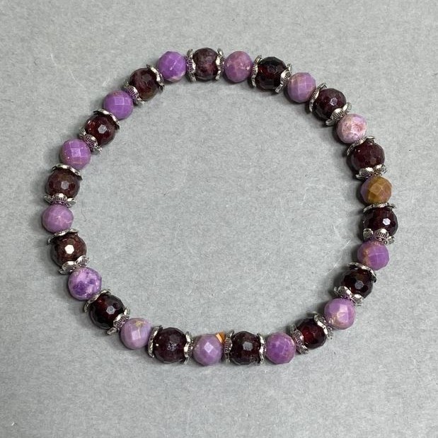 Bransoletka z fosfosyderytu i granatu, fasetowane kuleczki, średnica 5 mm ± i 6 mm ±, z metalowymi wstawkami, długość 18 cm ±, elastyczna