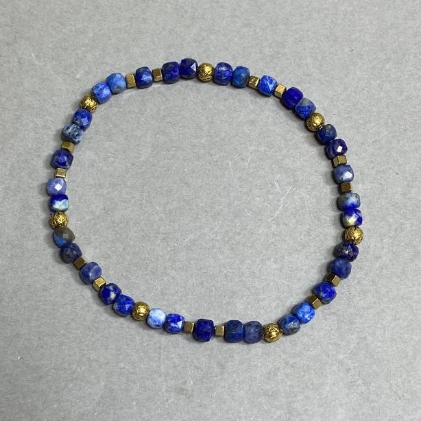 Bransoletka z fasetowanego lazurytu, sześciennych koralików o średnicy około 4 mm ±, z metalowymi wstawkami, długość 18 cm ±, na elastycznej bazie