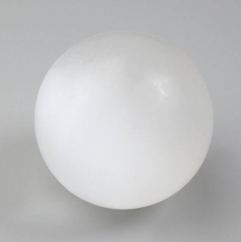 Sferyczna kula z selenitu, średnica około 66 mm, waga od 405 g