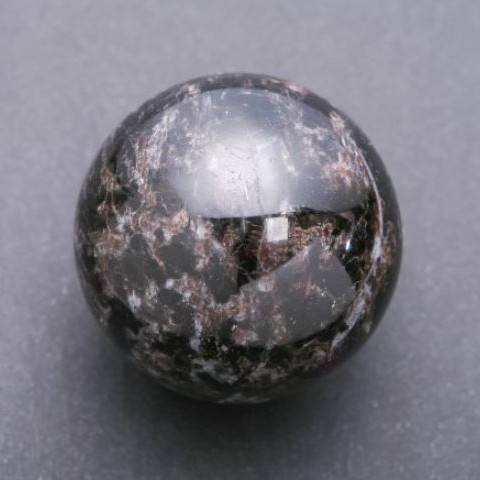 Kula z naturalnego kamienia nuumitu, średnica 67 mm ±, masa 484 g
